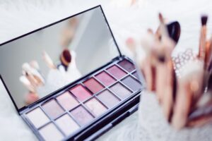 How to Choose an Anniversary Gift for Wife - Makeup Set